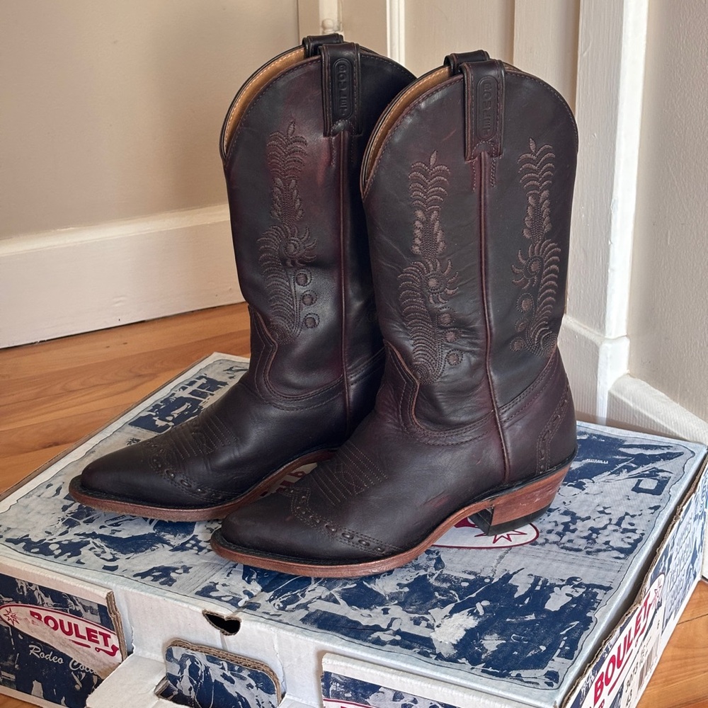 Brown Cowboy Western Boots with Decorative Stitching and Rugged Design